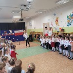 uroczystość z okazji 11 listopada 
udział w akcji ,,Szkoła do hymnu